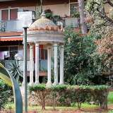 Non riusciamo ad accedervi ma possiamo scorgere all�interno del giardino un elegante gazebo a cupola in pietra sorretto da fini colonne...